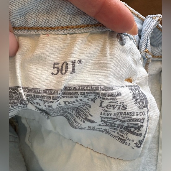 Levi’s womens Cut Off Light Wash Denim
Shorts sz 25 vintage raw hem preloved - Picture 2 of 9